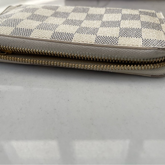 Louis Vuitton Authentic Zippy Wallet - Picture 7 of 15